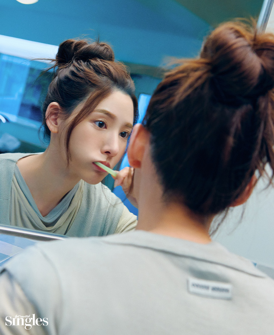 나연이 미우미우를 착용하고 촬영한 싱글즈 화보